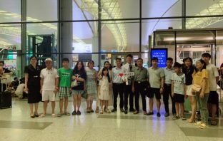 MỘT SỐ HÌNH ẢNH ĐẠI DIỆN TRUNG TÂM HAATO VÀ GIA ĐÌNH TIỄN DU HỌC SINH TRÊN SÂN BAY QUỐC TẾ NỘI BÀI