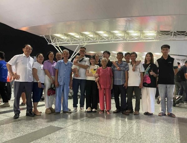 MỘT SỐ HÌNH ẢNH ĐẠI DIỆN TRUNG TÂM HAATO VÀ GIA ĐÌNH TIỄN DU HỌC SINH TRÊN SÂN BAY QUỐC TẾ NỘI BÀI