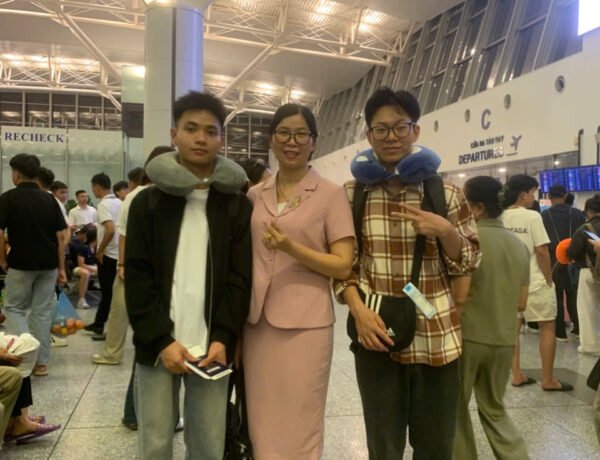 MỘT SỐ HÌNH ẢNH ĐẠI DIỆN TRUNG TÂM HAATO VÀ GIA ĐÌNH TIỄN DU HỌC SINH TRÊN SÂN BAY QUỐC TẾ NỘI BÀI.